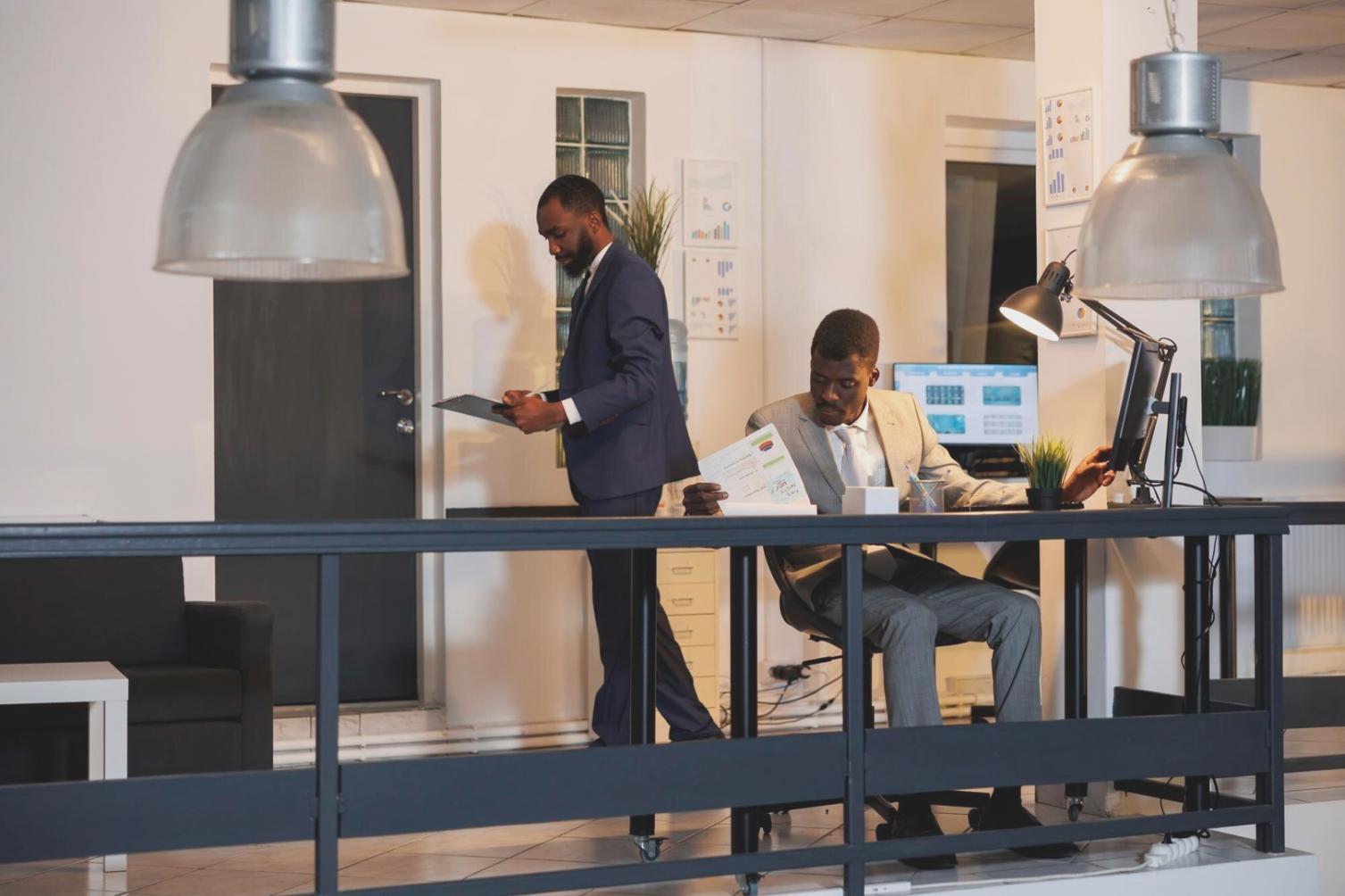 Environnement de travail professionnel avec analyses financières et planification stratégique